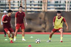 雷速体育-勇敢的球员在亚洲足球锦标赛上拼尽全力