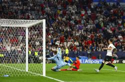 雷速体育官网首页-欧国联比赛再掀激烈风暴，球员挑战极限