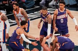 雷速体育-76人鏖战猛龙，布拉德利统治全场的简单介绍