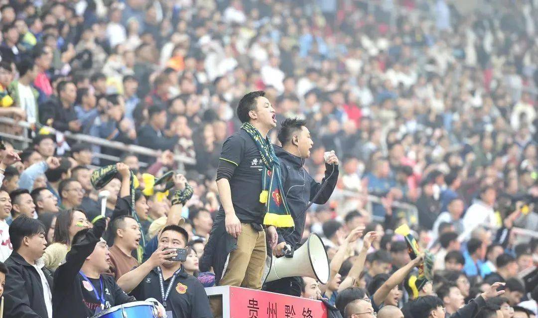 包含精彩足球对决引发球迷狂热，赛场激情迸发的词条