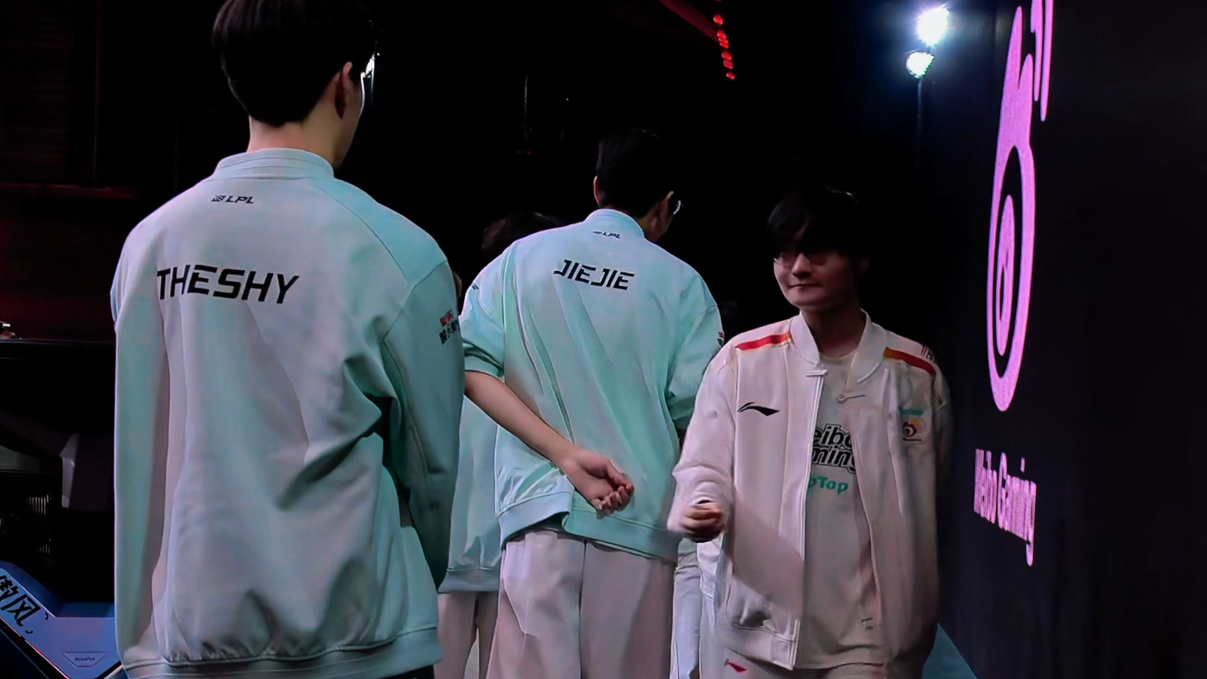 关于WBG轻取FNC,Xiaohu团战一打五鏖战多局八强赛,锁定晋级资格的信息 关于WBG轻取FNC,Xiaohu团战一打五鏖战多局八强赛,锁定晋级资格的信息