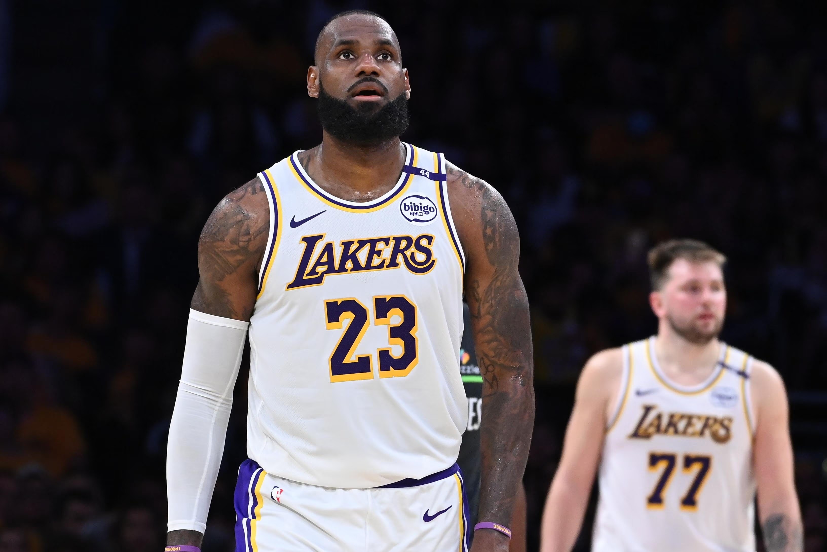 公牛横扫深圳队，詹姆斯高光表现